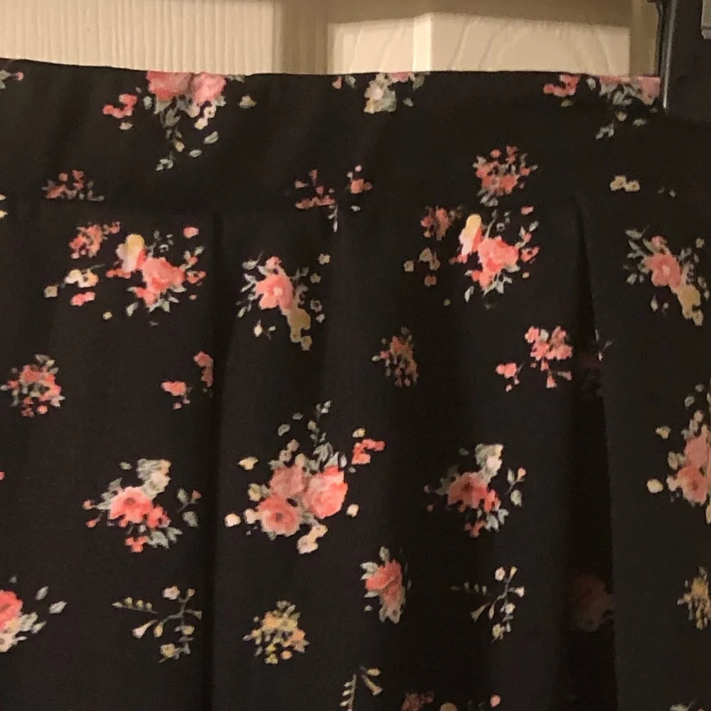 Rue 21 Black Floral Skater Skirt Size Medium - Picture 4 of 5